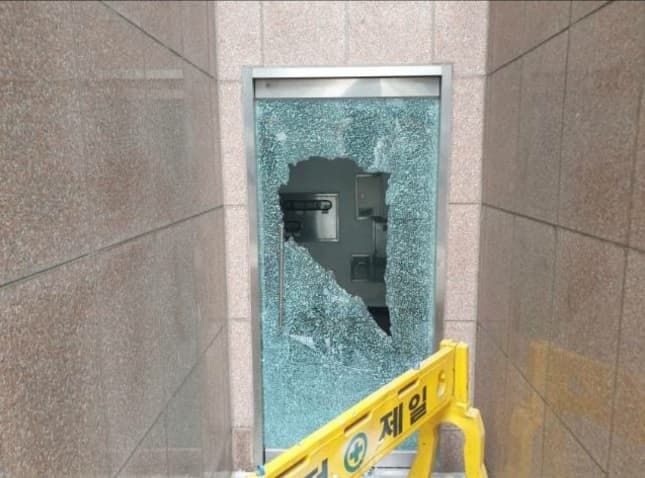 서울시 광진구 광장동 유리문 강화도어 시공 및 힌지, 프레임 상놋트 교체 시공