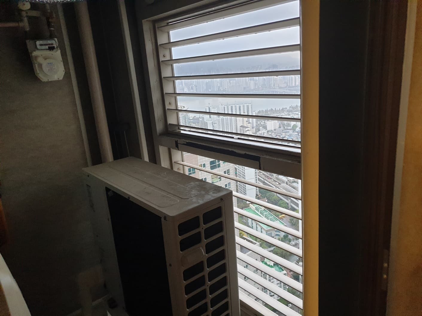 서울 광진구 자양동 에어컨 실외기실 루버창 방충망 시공