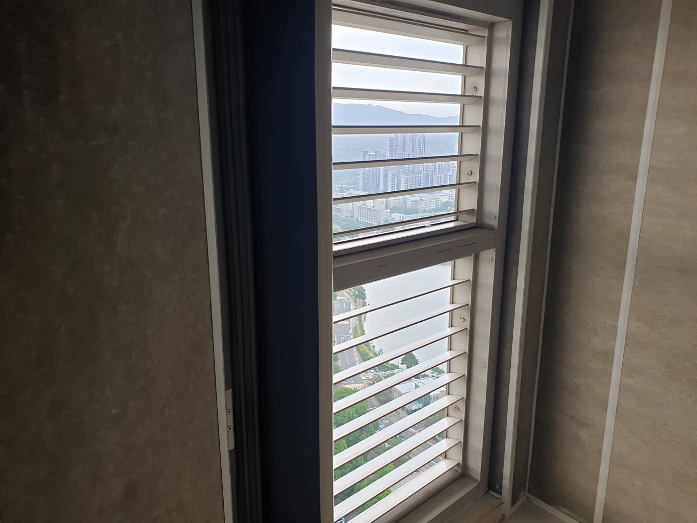 서울시 광진구 자양동 더샵스타시티 A동 루버창 시공