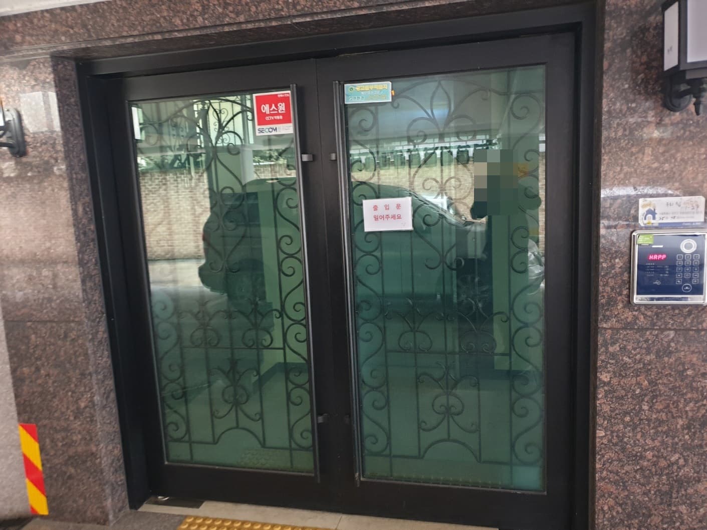 0069_2024.05.01_서울시 광진구 중곡동 유리문 힌지 교체 시공