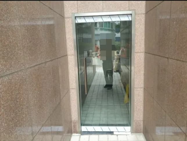 서울시 광진구 광장동 유리문 강화도어 시공 및 힌지, 프레임 상놋트 교체 시공 - 이미지 1