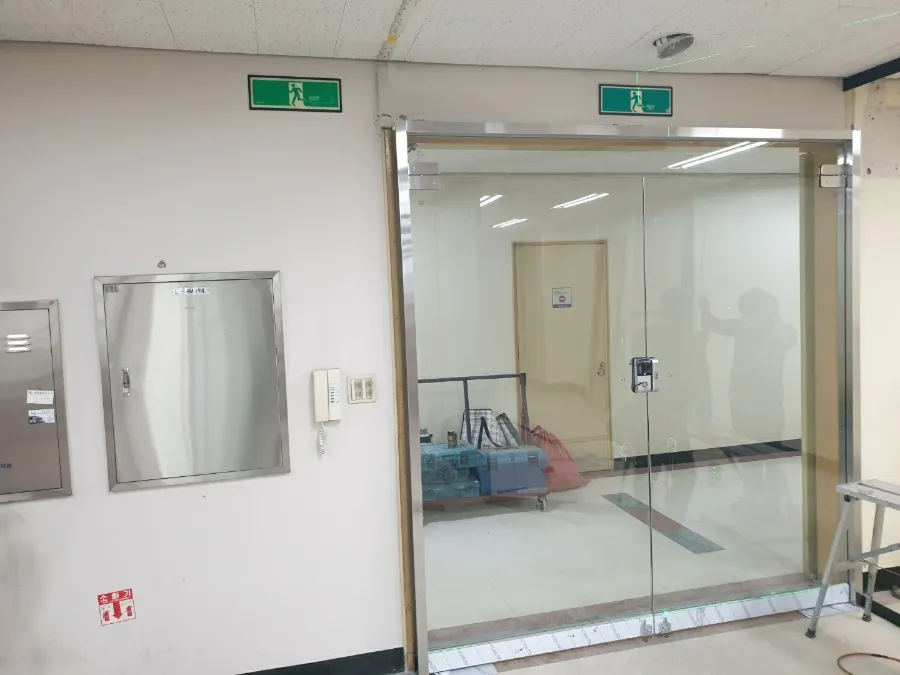 사무실 인테리어 서울시 금천구 가산동 남성프라자 유리문 강화도어 시공 - 이미지 1