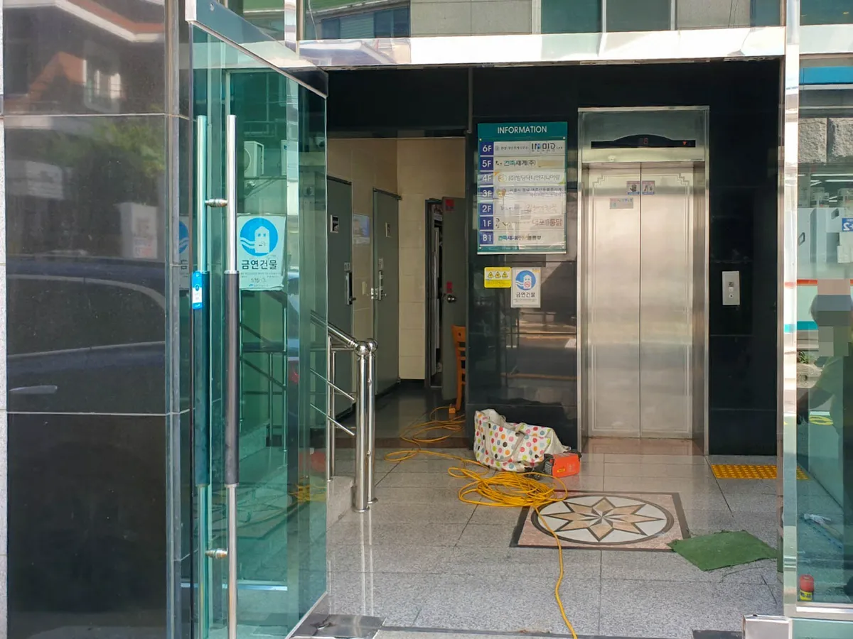 서울시 광진구 능동 유리문 강화도어 시공 - 이미지 1