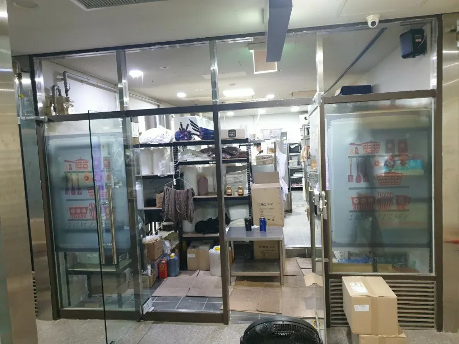 강남구 역삼동 상가 유리 철거 및 유리문 시공 - 이미지 1