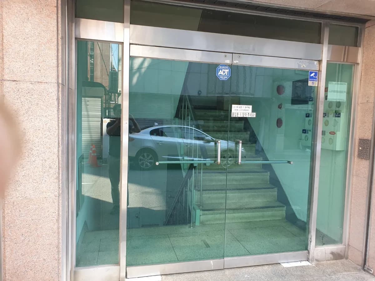 서울시 광진구 중곡동 힌지 교체 및 강화도어 유리문 수리 - 이미지 1