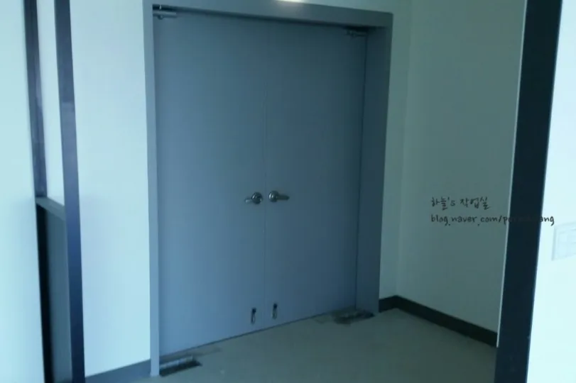 광교 사무실에 강화도어(유리문 출입문)를 시공했습니다 - 이미지 1