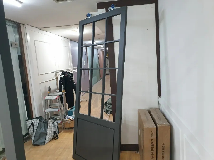 경기 고양시 일산동구 정발산동상가 지하1층 유리 및 자동문 시공 - 이미지 1