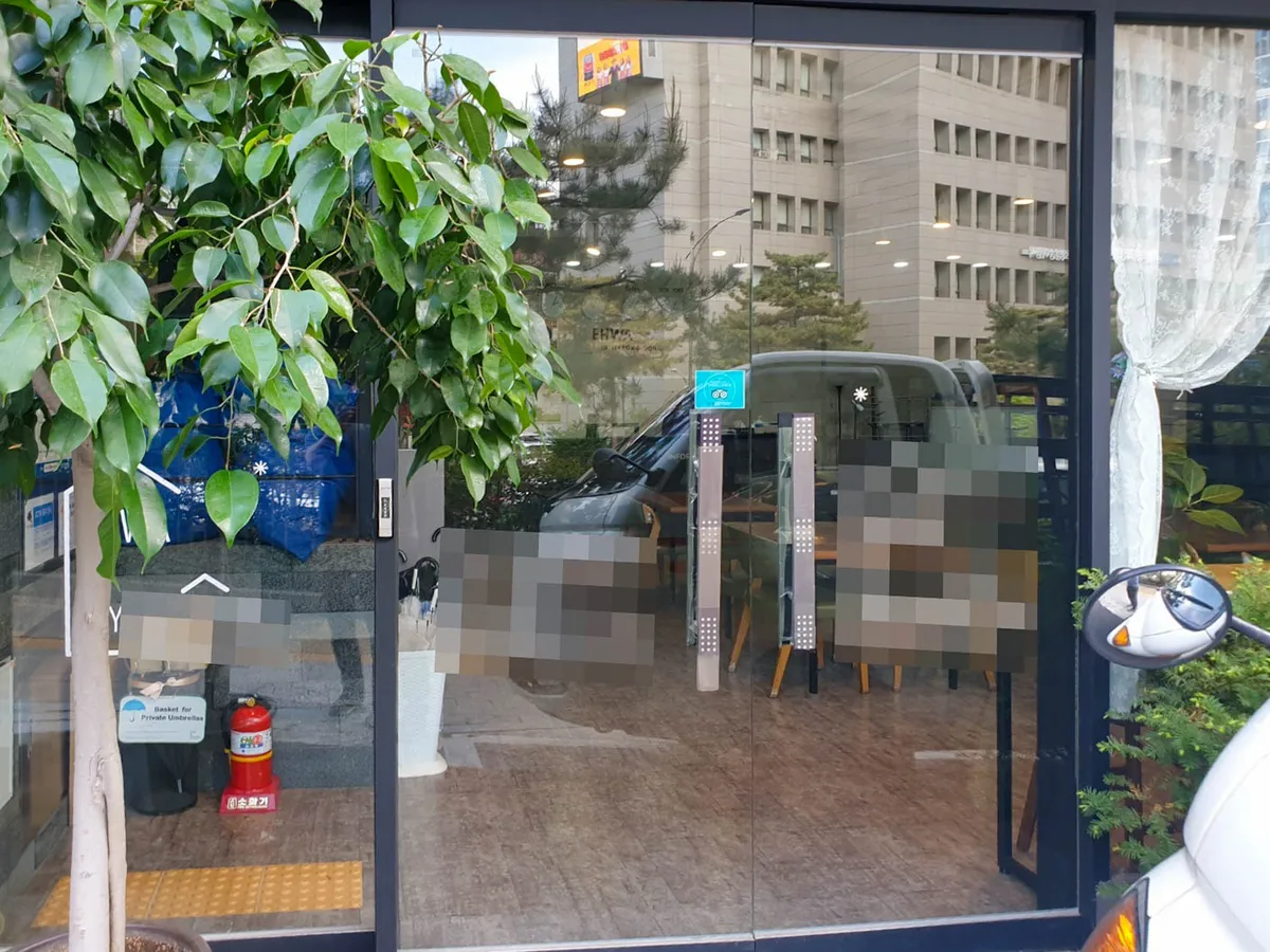 서울시 중구 저동 유리문 강화도어 힌지 교체 시공 - 이미지 1