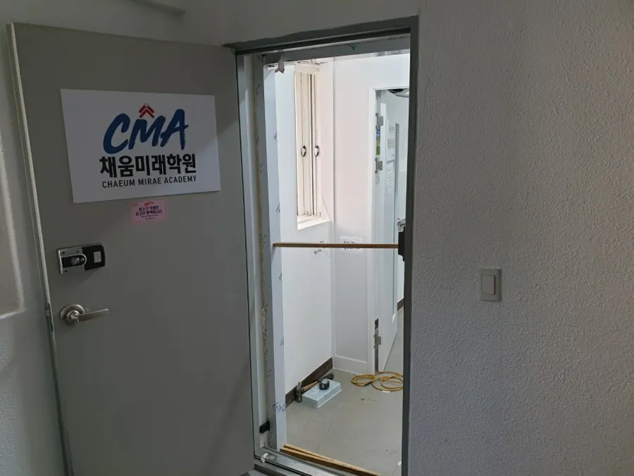 경기도 고양시 덕양구 고양동 학원 유리문시공 - 이미지 1