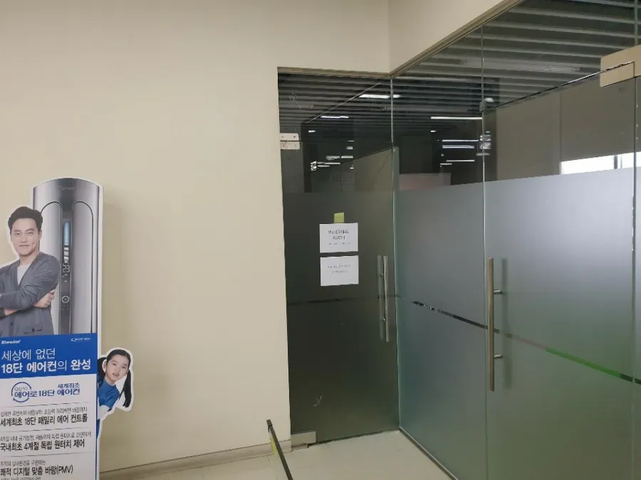 경기 고양시 일산동구 정발산동 유리문 및 힌지 교체 - 이미지 1
