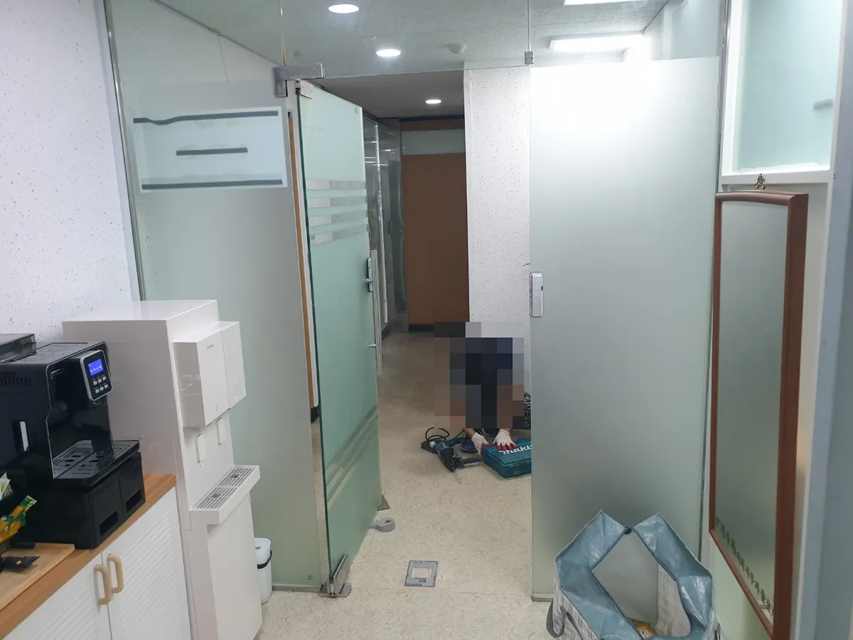서울시 광진구 구의동 유리문(강화도어) 힌지 교체 시공 - 이미지 1