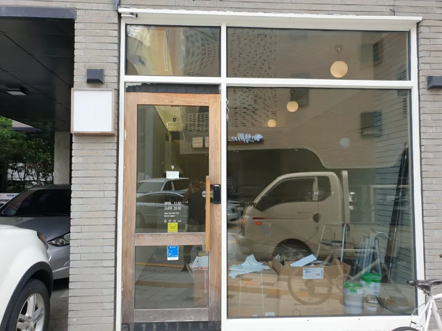 경기도 수원시 영통구 신동 상가 유리문 교체 시공 - 경기도 수원시 강화도어 수리 및 설치 - 이미지 1