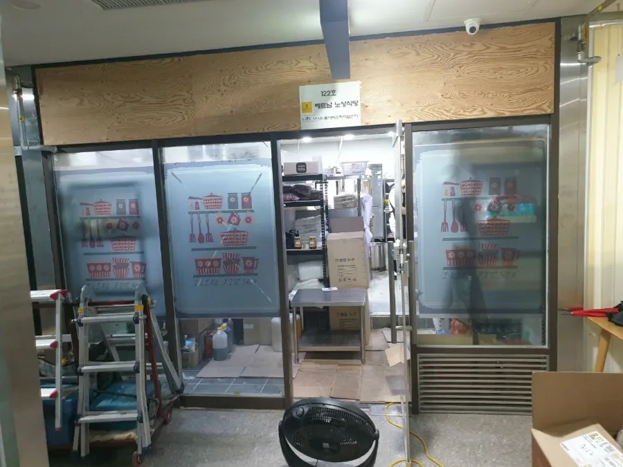강남구 역삼동 상가 유리 철거 및 유리문 시공 - 강남구 역삼동 강화도어 수리 및 설치 - 이미지 1